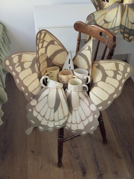 باقة 5 اكواب مع اضاءة ذاتية شكل بيت شكل فراشة باللون البيج حجم كبير