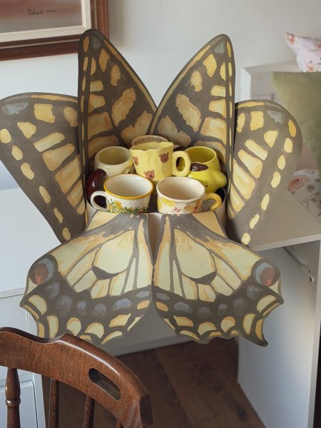 باقة 9 اكواب شكل فراشة باللون الاصفر حجم كبير