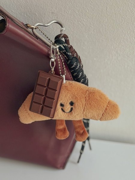 مدالية شنطة شكل كروسون مع شوكلاتة وعلاقات مختلفة