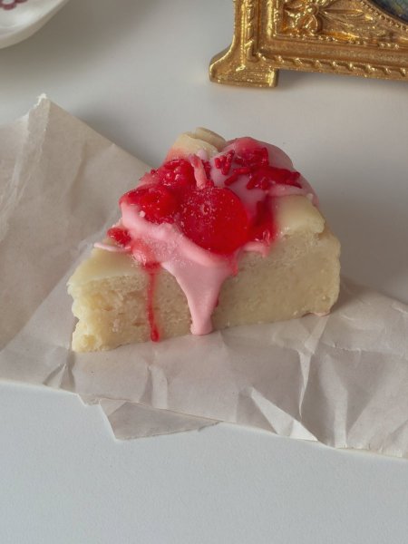 شمعة على شكل تشيز كيك فراولة مصنوعة يدوياً