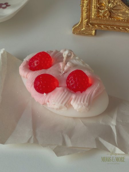 شمعة معطرة شكل حلوى مع فراولة