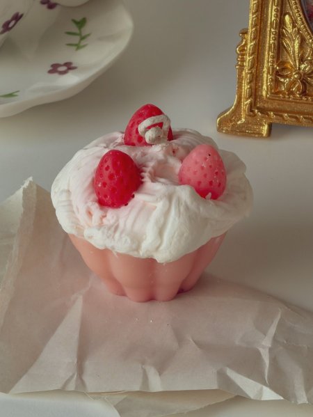 شمعة معطرة شكل كب كيك مميز مع فراولة