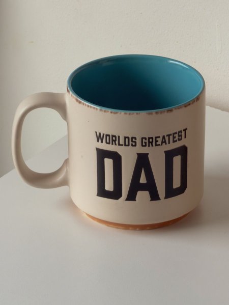 مج الأب بعبارة “World’s Greatest Dad”