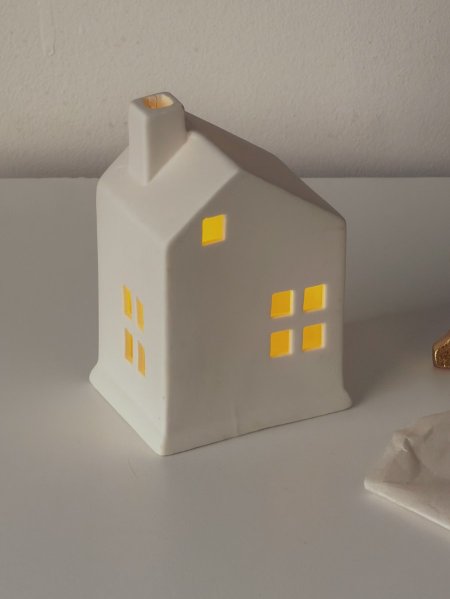 اضاءة ذاتية لون اصفر شكل بيت