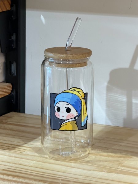 جرة شفافة بغطى وشلمونة رسمة الفتاة ذات القرط 500ml