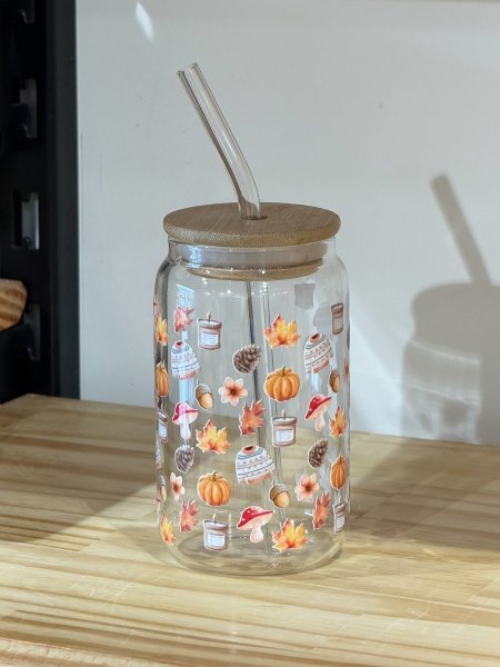 جرة شفافة بغطى وشلمونة بترن خريف