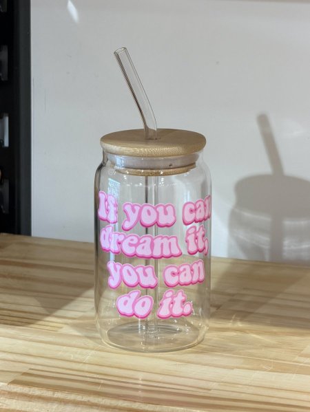 جرة شفافة بغطى وشلمونة بعبارة if you can dream it you can do it حجم 350m