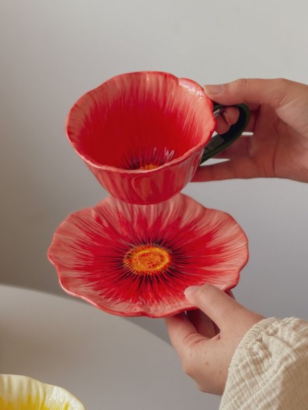 كوب بتصميم وردة مع صحنه لون أحمر ثيم ربيعي