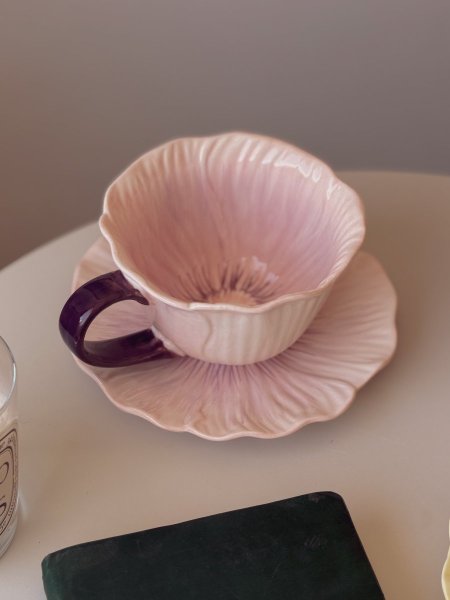 كوب بتصميم وردة مع صحنه لون موف ثيم ربيعي