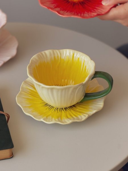 كوب بتصميم وردة مع صحنه لون أصفر ثيم ربيعي