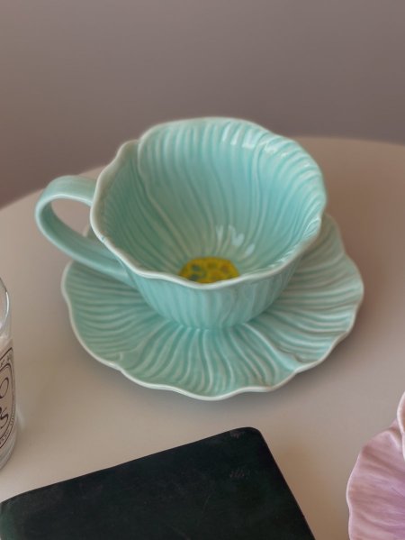 كوب بتصميم وردة مع صحنه لون تركواز ثيم ربيعي