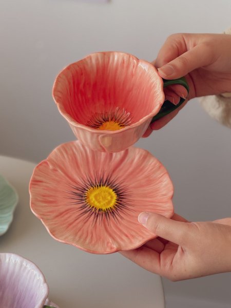 كوب بتصميم وردة مع صحنه لون زهري ثيم ربيعي