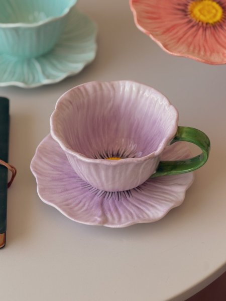 كوب بتصميم وردة مع صحنه لون موف وأخضر ثيم ربيعي