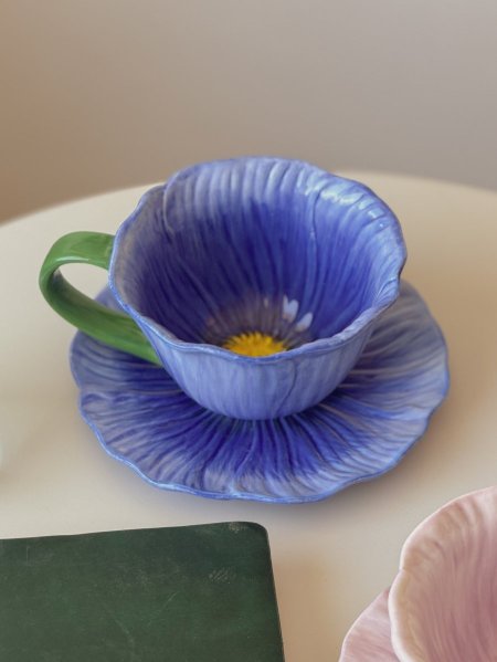 كوب بتصميم وردة مع صحنه لون أزرق غامق ثيم ربيعي