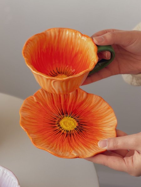 كوب بتصميم وردة مع صحنه لون برتقالي ثيم ربيعي