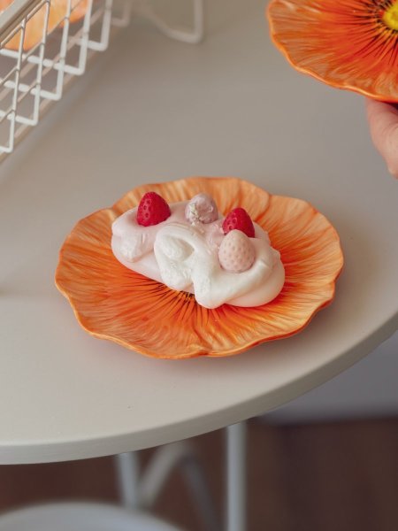 صحن تقديم بورسلان شكل وردة لون برتقالي ثيم ربيعي