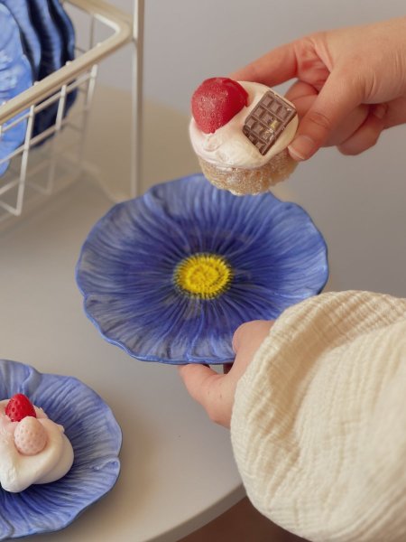 صحن تقديم بورسلان شكل وردة لون أزرق غامق ثيم ربيعي