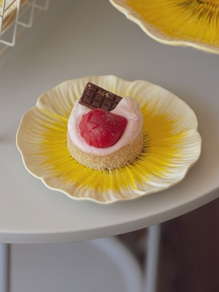 صحن تقديم بورسلان شكل وردة لون أصفر ثيم ربيعي