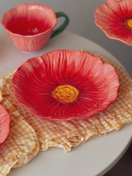 صحن سفرة بورسلان شكل وردة لون أحمر ثيم ربيعي