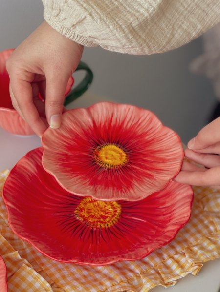 صحن تقديم بورسلان شكل وردة لون أحمر ثيم ربيعي