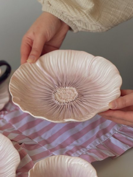 صحن سفرة بورسلان شكل وردة لون موف ثيم ربيعي