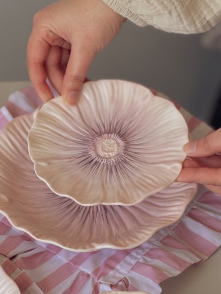 صحن تقديم بورسلان شكل وردة لون موف ثيم ربيعي