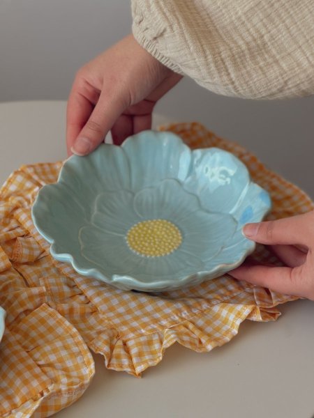 صحن سفرة بورسلان شكل وردة لون أزرق ثيم ربيعي