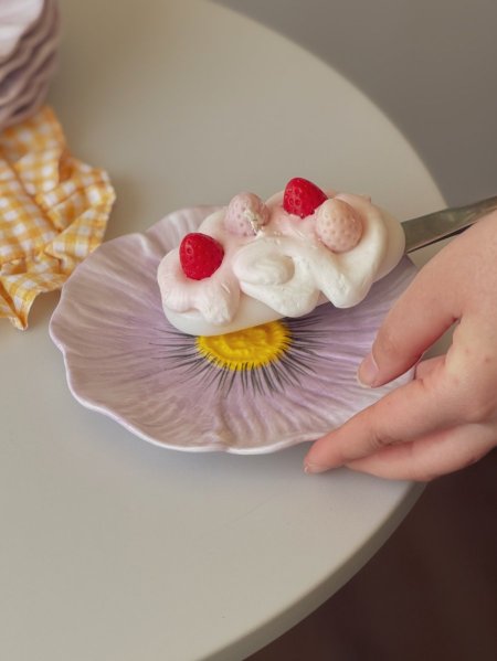 صحن تقديم بورسلان شكل وردة لون موف وأصفر ثيم ربيعي