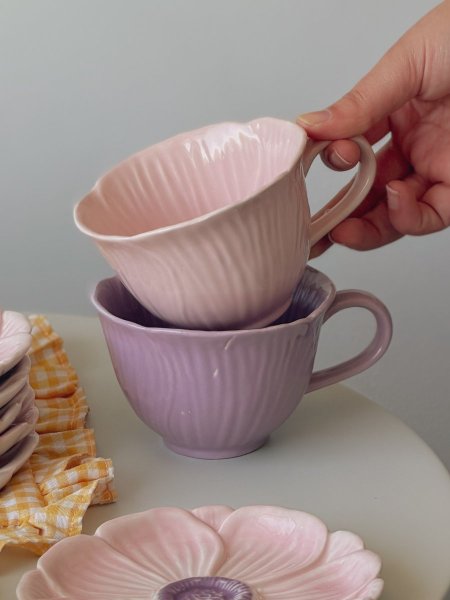 كوب بتصميم وردة بألوان ربيعية منعشة