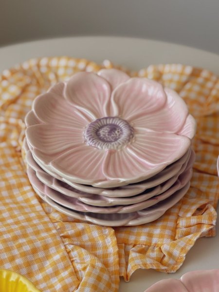 صحن تقديم بورسلان شكل وردة لون زهري وموف ثيم ربيعي