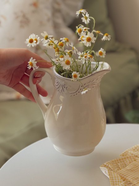 ابريق/ مزهرية بورسلان بزخارف كلاسيكية لون ابيض معتق