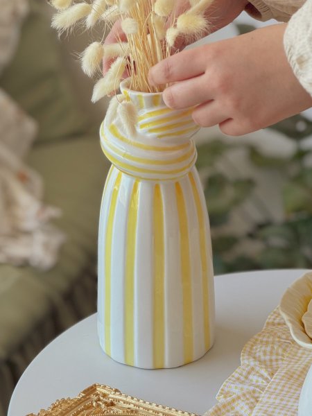 فازة بورسلان طويلة مع شكل ربطة مخططة باللونين الأبيض والأصفر ثيم ربيعي- صيفي