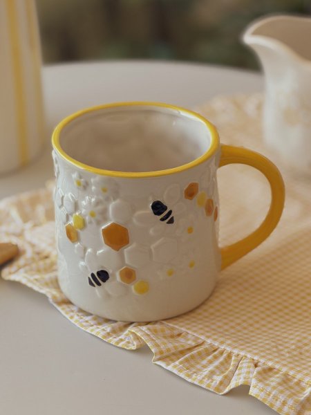 كوب سيراميك بتفاصيل بارزة شكل خلية نحل