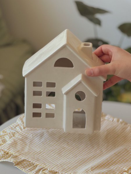 تحفة شمعدان شكل بيت بورسلاني حجم كبير مع فتحة خلفية لوضع الشموع