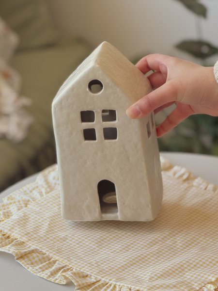 تحفة شكل بيت ريفي بسيط مصنوعة من السيراميك