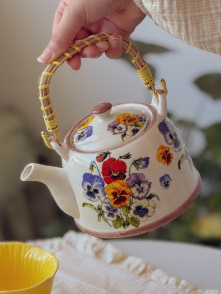 ابريق بورسلان للتقديم بغطى ومصفاة يد خشبية رسومات 