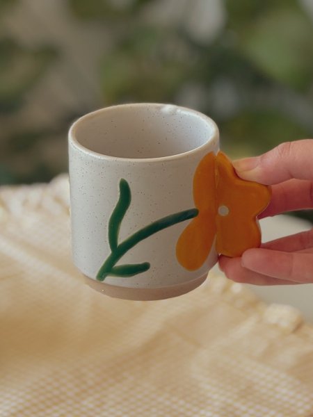 كوب بورسلان يد شكل وردة لون أصفر