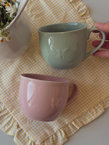 كوب بورسلان شكل كلاسيكي مع بروز على شكل نحلة/ فراشة