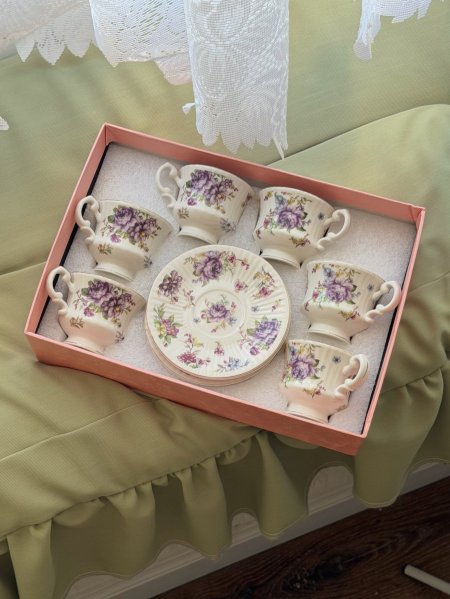 طقم قهوة ربيعي مورد ثيم انتيك مع علبة موردة 12 قطعة (6 فناجين و6 صحون)