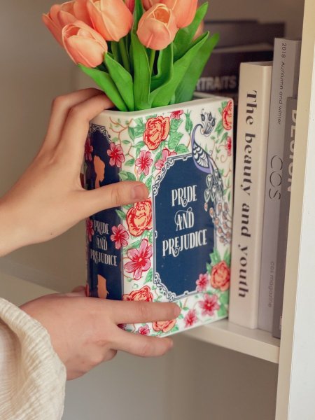 فازة ورد شكل كتاب انجليزي قديم برسومات ورود ربيعية منعشة