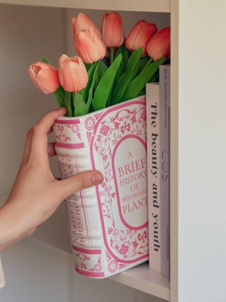 فازة ورد شكل كتاب انجليزي قديم برسومات ورود وزخارف باللون الزهري