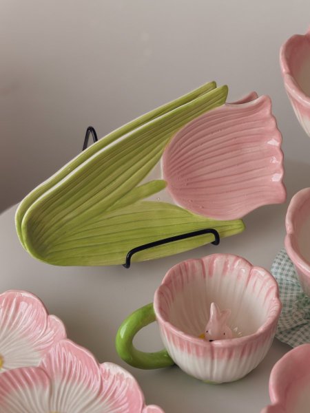 صحن مسطح شكل ورد التوليب باللون الزهري ثيم الربيع