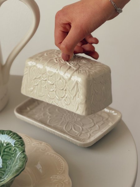 صحن مع غطاء للزبدة باللون الأبيض المزخرف