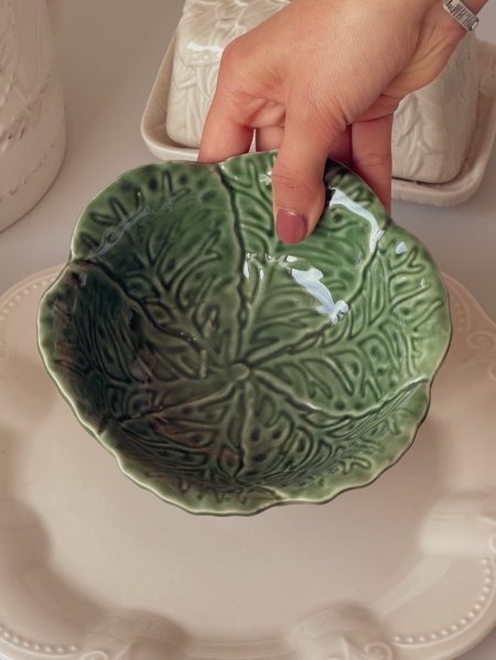 صحن مجوّر شكل ورقة شجر لون أخضر مصنوع يدويًا من مادة البورسلان