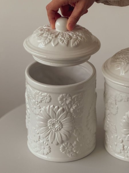 مرتبان حجم ضخم محفور بالورد مع غطاء- اصدار محدود