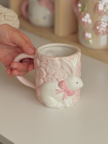كوب مورد مع أرنب الربيع لون زهري