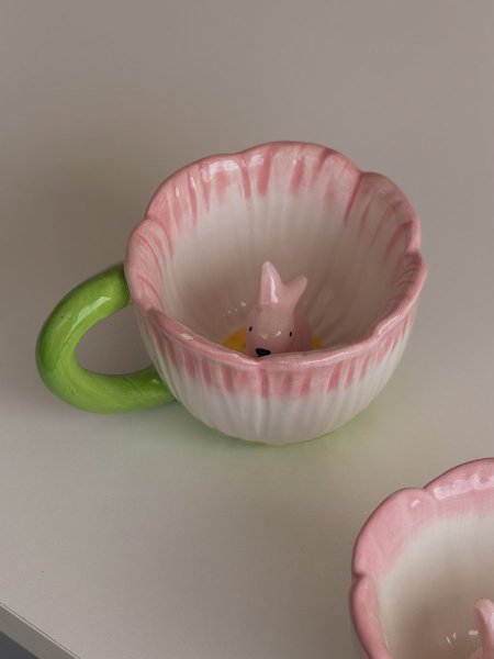 كوب شكل وردة بداخله مجسم أرنب مصنوع يدويًا من السيراميك المزجج