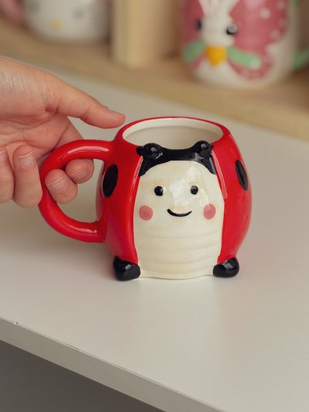 كوب شكل دعسوقة لون أحمر ثيم الربيع