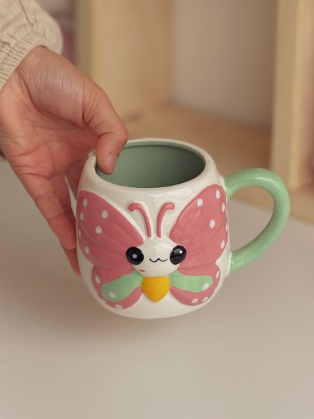 كوب ربيعي برسمة فراشة ثلاثية الأبعاد