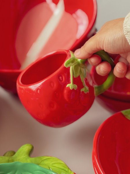 كوب بورسلان شكل  فراولة لون أحمر